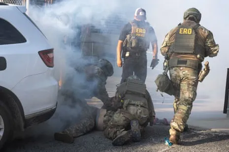US Authorities Deploy Teargas and Pepper Balls to Disperse Illinois Immigration Demonstration